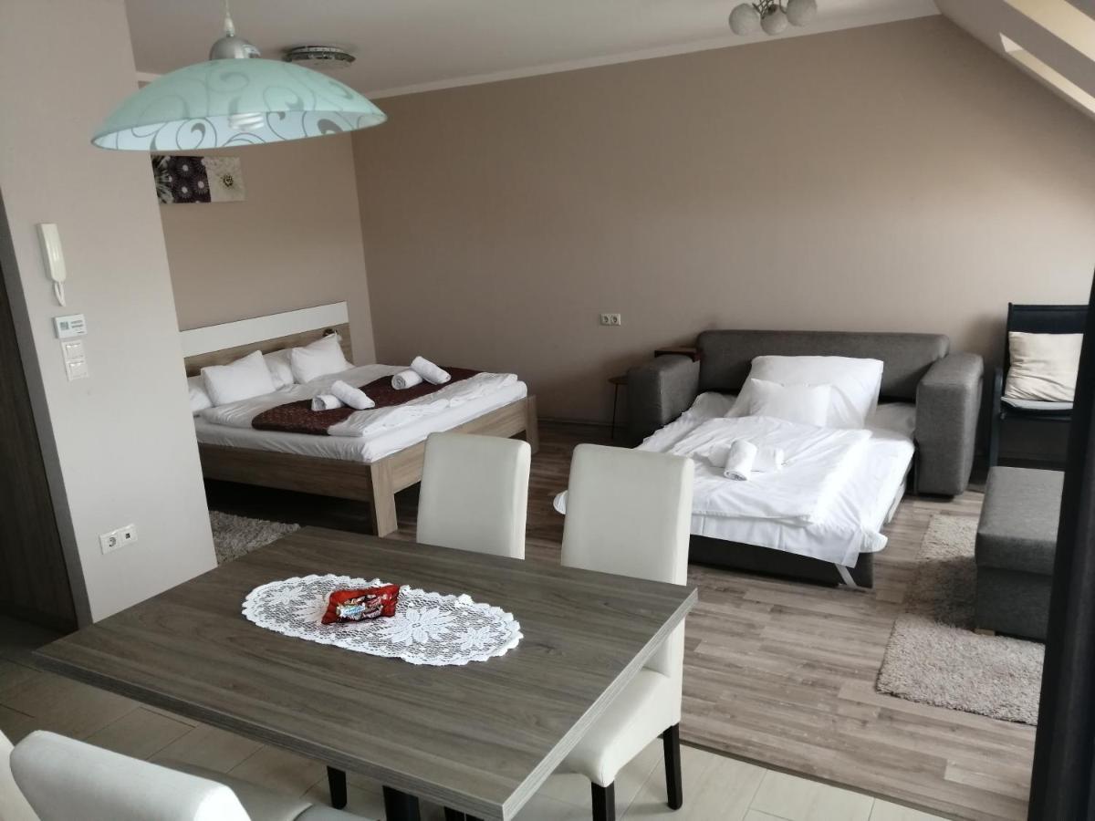 Zafirgyoengy Apartmanok ชาร์วาร์ ภายนอก รูปภาพ